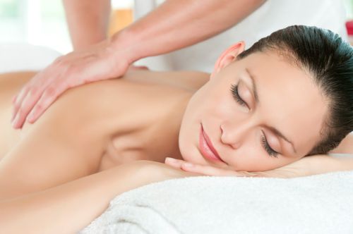 Frau geniesst eine klassische Massage.